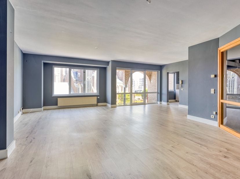 Op zoek naar een ruim en energiezuinig appartement met drie slaapkamers in hartje Lanaken? Dan mag u dit appartement op Kerkplein 11 bus 3 absoluut ni