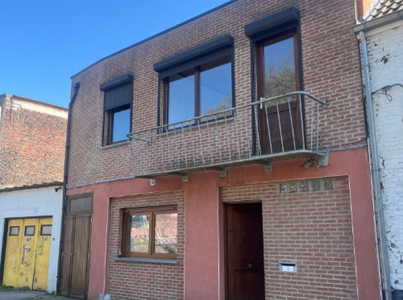 Op zoek naar een comfortabele en centraal gelegen woning in Gentbrugge? Deze woning met een oppervlakte van 127 m² aan de Scheldekaai biedt een unieke