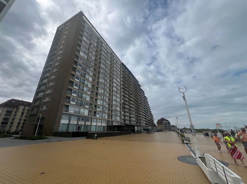 Appartement Penthouse unique au 15ème étage situé sur la digue avec des vues infinies sur la mer et des vues magnifiques sur les dunes. L&#039;appartement