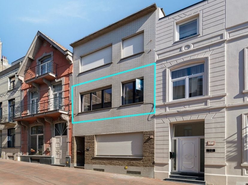 Op zoek naar een slimme vastgoedinvestering, een charmant vakantieverblijf of een comfortabele vaste woonst? Dit één-slaapkamer appartement op de eers