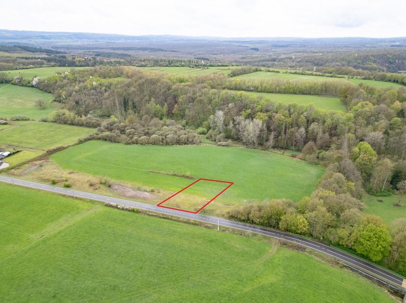 ERA B-LUX Real Estate is pleased to present this flat building plot of over 13 ares, ideally located in the charming village of Fronville.This plot en