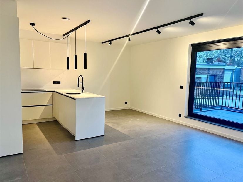 Nieuwbouw appartement met 1 slaapkamer en terras in het centrum van Lier&lt;br /&gt;
Beschrijving: Het appartement bevindt zich op de tweede verdieping die