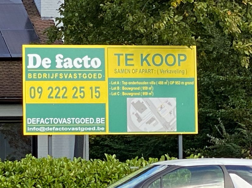 - 2 percelen van elk +/- 959m² groot&lt;br /&gt;
- Topligging, tussen alle op en afritten van de R4 te Melle&lt;br /&gt;
- verkaveling&lt;br /&gt;
Prijs en documenten o