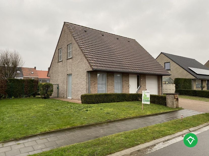 Deze alleenstaande woning bestaat uit:&lt;br /&gt;
Op het gelijkvloers: inkomhal - toilet - living - keuken - berging - garage - wasplaats - doucheruimte -