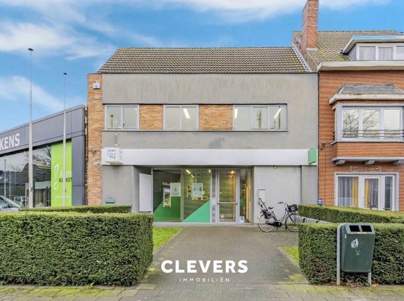 We vinden dit handelshuis (gevelbreedte 10m) terug op een commerciële TOPligging langs een drukke invalsweg naar Brugge.&lt;br /&gt;
Momenteel is dit eigend