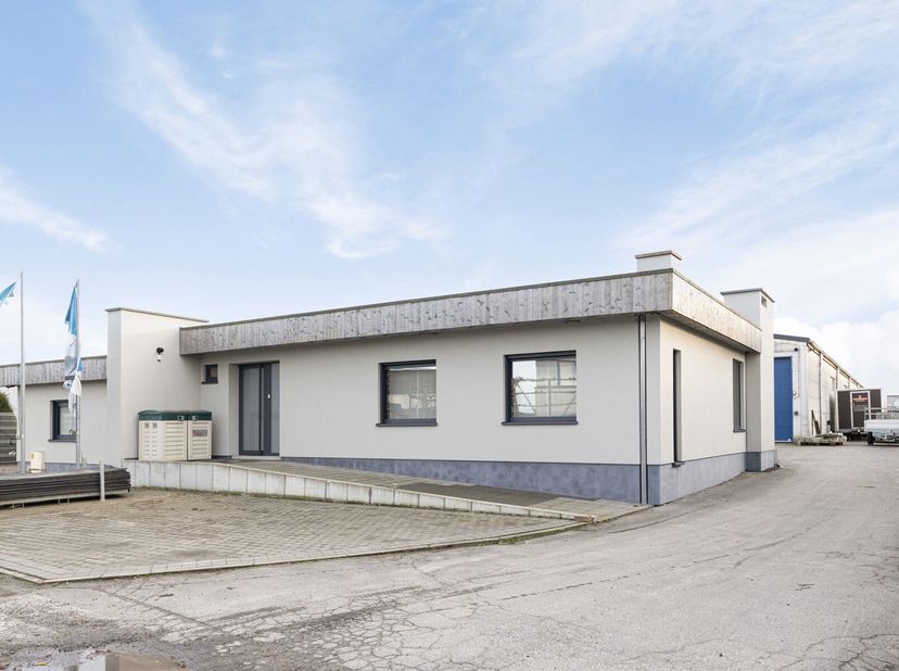 Deze unieke woning biedt een uitstekende combinatie van comfort en werkruimte, ideaal voor bedrijven of ondernemers die op zoek zijn naar een thuiswer