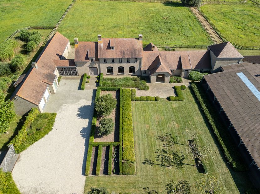 Bienvenue dans cet extraordinaire haras, situé à Langemark-Poelkapelle, où luxe, tranquillité et savoir-faire se rencontrent. Ce prestigieux haras, fo