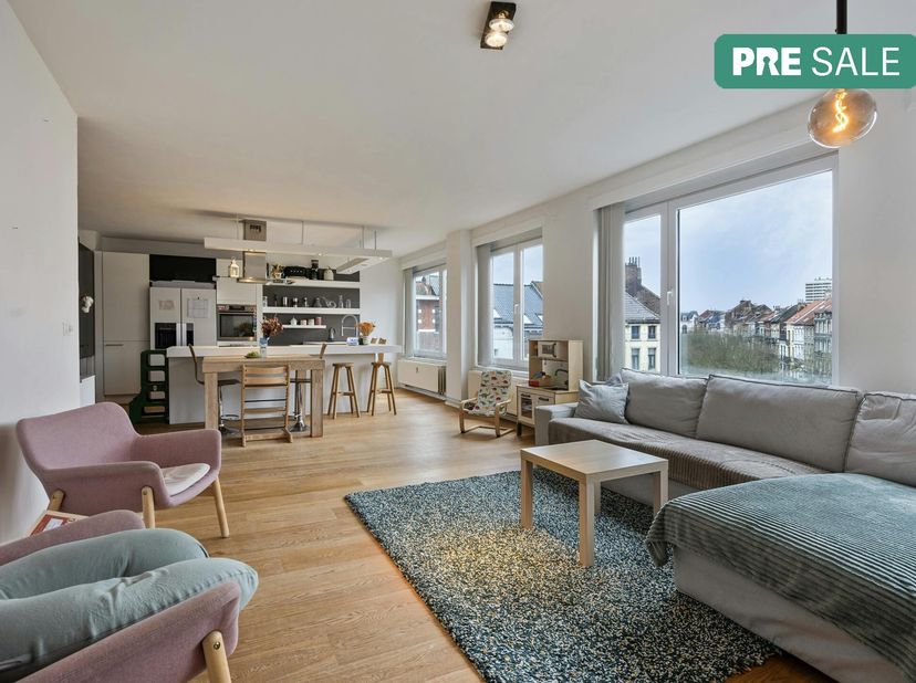 Bien situé par rapport à Bruxelles, près de la gare du Midi, au Boulevard de la Révision 24, à Anderlecht, spacieux appartement de ± 138 m² à vendre a