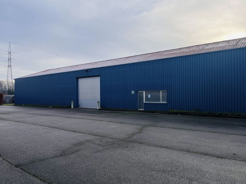 Gelegen op het bedrijventerrein aan Delften 23 in Malle, provincie Antwerpen, bieden wij een magazijn van circa 525 m² te huur aan. Deze locatie langs