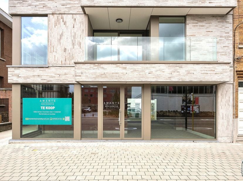 TOPGELEGEN casco-handelspand, enorm veel potentieel! Commerciële zichtlocatie (ideale koffiebar, kantoor, winkel).