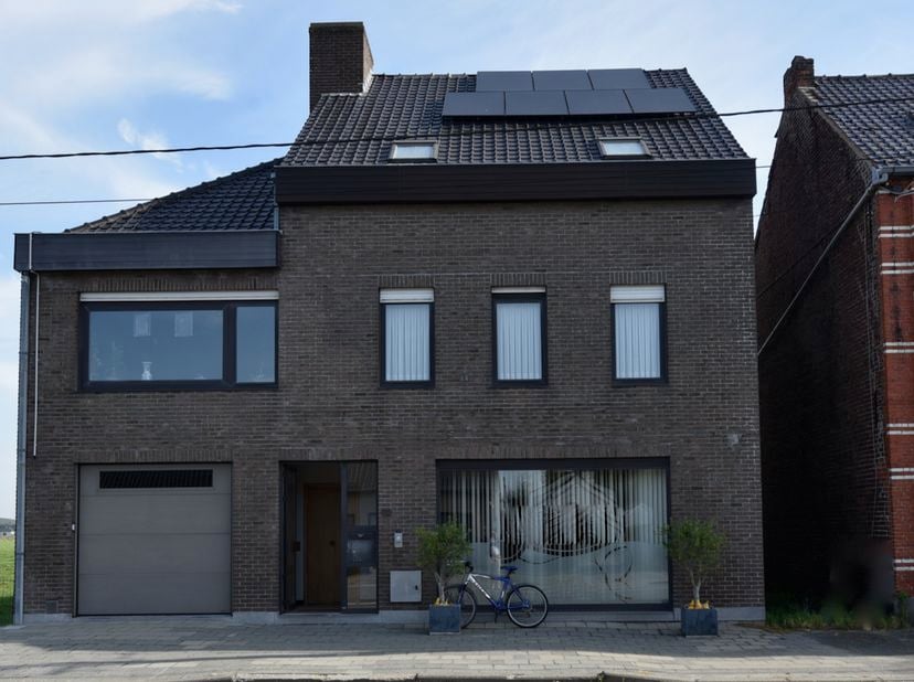 Bent u op zoek naar een commerciële ruimte met een goede visibiliteit? Zoek niet verder!&lt;br /&gt;
&lt;br /&gt;
Deze multifunctionele eigendom biedt alle mogeli
