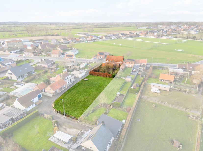 In Merkem op de verbindingsweg tussen Ieper en Diksmuide bevindt zich deze te renoveren woning. De woning is gelegen op een perceel van 1809 m².&lt;br /&gt;