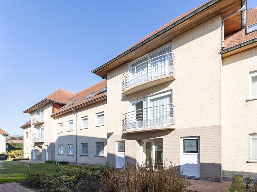 [[ DIT PAND NEEMT DEEL AAN DE ERA OPEN HUIZEN DAG OP 14/6 VAN 13:00 TOT 14:00 ]]De Haan: Praktische lichtrijke Studio met balkon te koop in het groene