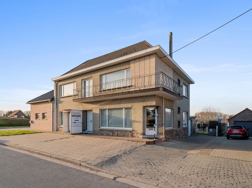 Ben jij op zoek naar een ruime woning met vier slaapkamers en potentieel? Deze ruime, te renoveren woning biedt niet alleen een comfortabele woonruimt