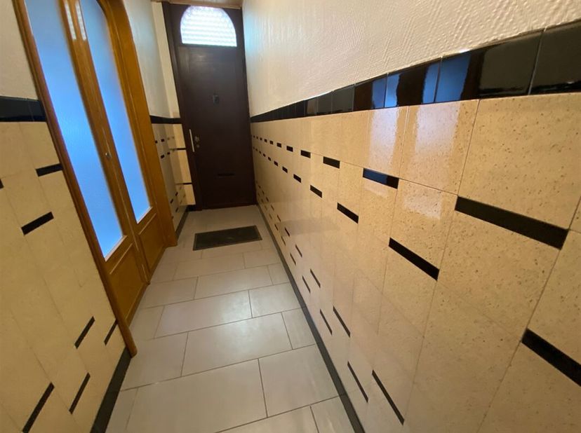 Mouscron, Nouveau Monde, rue calme et voirie neuve avec stationnement. 2 chambres + grenier aménageable &lt;br /&gt;
Bonjour, &lt;br /&gt;
Voici une Belle maison