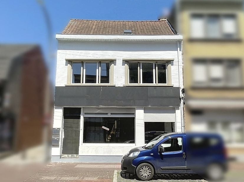 HANDELSPAND EN TWEE APPARTEMENTEN &lt;br /&gt;
 &lt;br /&gt;
Pand met vele mogelijkheden en een sterke huurmarkt. &lt;br /&gt;
 &lt;br /&gt;
Het geheel betreft een combinatie