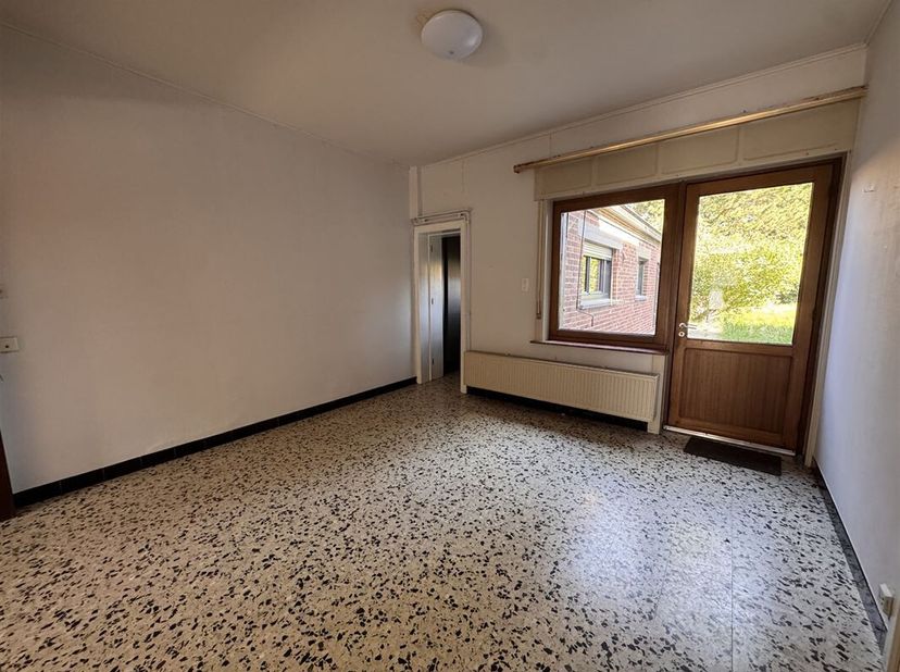 Bonne maison d&#039;habitation plain-pied 2 cambres sise sur 5 ares 50 centiares au centre de Basècles.&lt;br /&gt;
Le bien, d&#039;une superficie habitable d&#039;environ