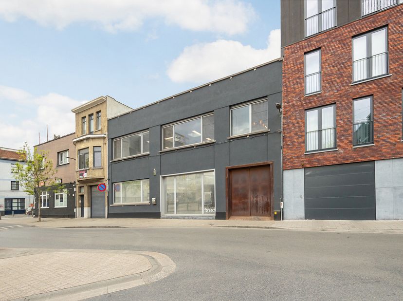 Situé au Sint-Bartholomeusstraat 130-132 à 2170 Merksem, cet immeuble de bureaux prêt à l&#039;emploi offre une superficie totale de 653,5 m². Le bien se c