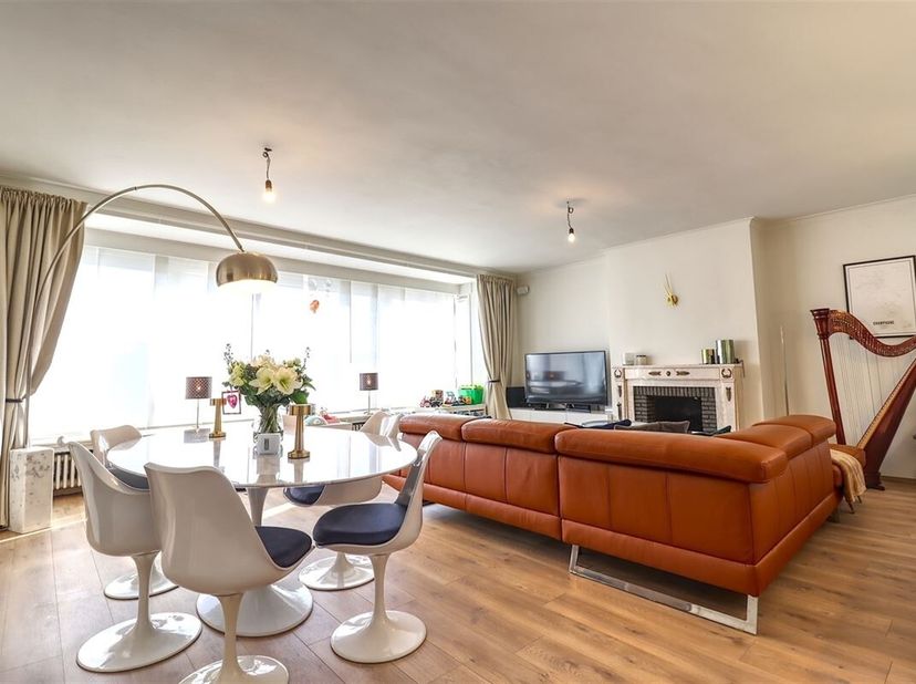 Schitterend ruim woonappartement op enkele passen van het centrum van de stad. &lt;br /&gt;
Met lift naar het vierde verdiep waar ruimte en een open zicht u