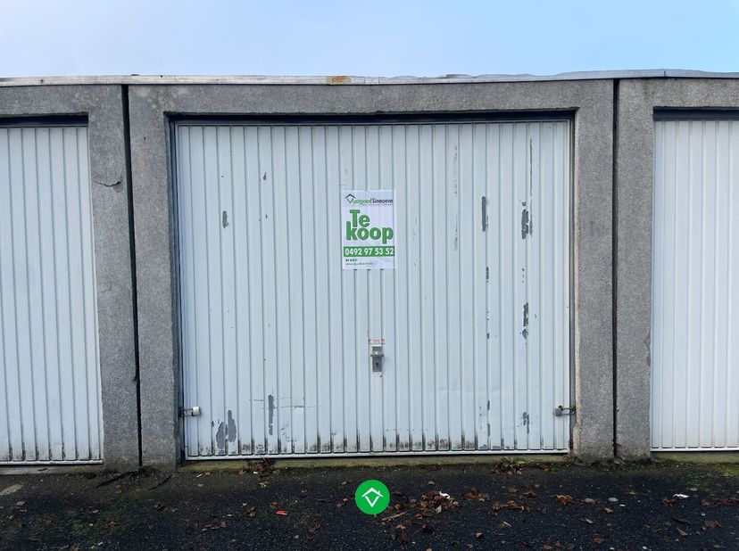Deze garagebox is gelegen pal in het centrum van Roeselare, op wandelafstand van de Grote Markt, winkelstraat...&lt;br /&gt;
Toegankelijk vanaf de Bollenstr