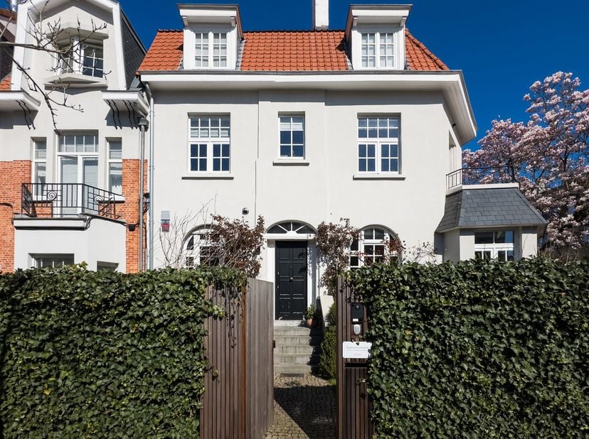 SCHAERBEEK, gelegen in de wijk Fleurs, prachtige 3-gevelwoning (5bed/2bur/3bad) van +/- 300m² bruto vloeroppervlakte waarvan 250m² bewoonbaar, gelegen