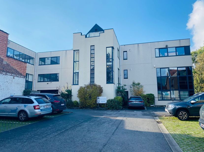 Bureaux de 260 m² (et plus) à louer à coté du noeud A12/R0. Il y a un kitchenette, sanitair et parking. Immédiatement disponible. Pour plus d&#039;infos 02