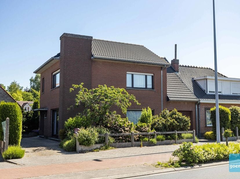 In Wetteren vindt u deze ruime halfopen bebouwing met drie volwaardige slaapkamers een lichtrijke en open leefruimte en een ruime keuken met mooi zich