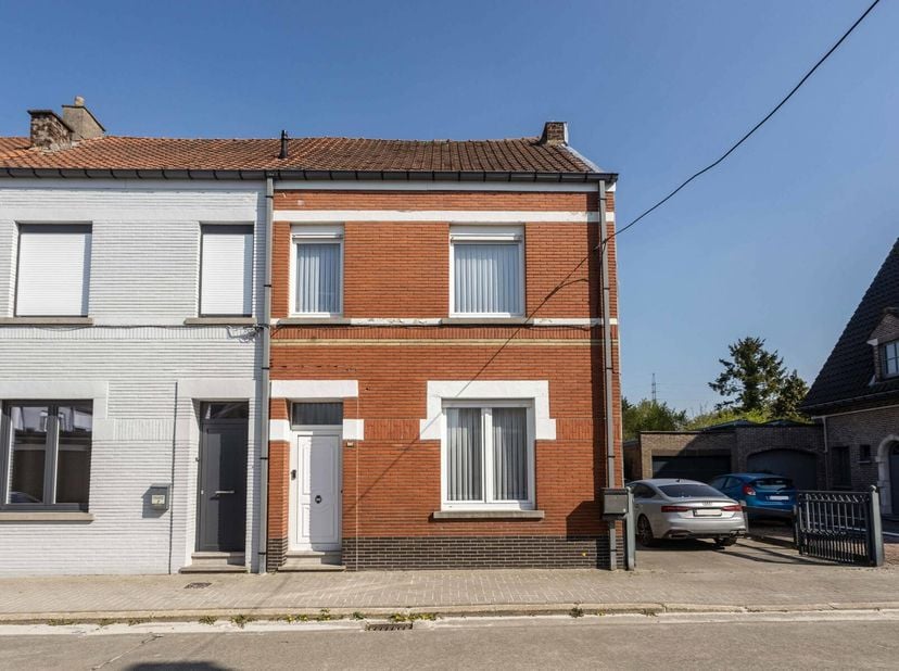 Deze gezellige en instapklare woning is gelegen in een rustige straat te Welle en bestaat op het gelijkvloers uit een inkomhal, een ruime leefruimte,