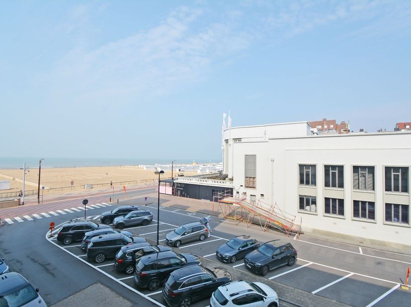 Te renoveren appartement op een 2e verdieping in een zijstraat van de zeedijk net naast het casino met open zicht en goed zijdelings zeezicht, ruime w