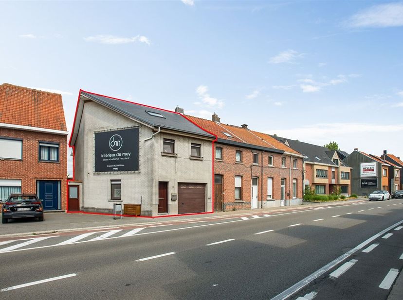 Op een centrale locatie bevindt zich deze zeer ruime gezinswoning op een uitzonderlijk perceel van maar liefst 884 m².&lt;br /&gt;
Bij het betreden van de w