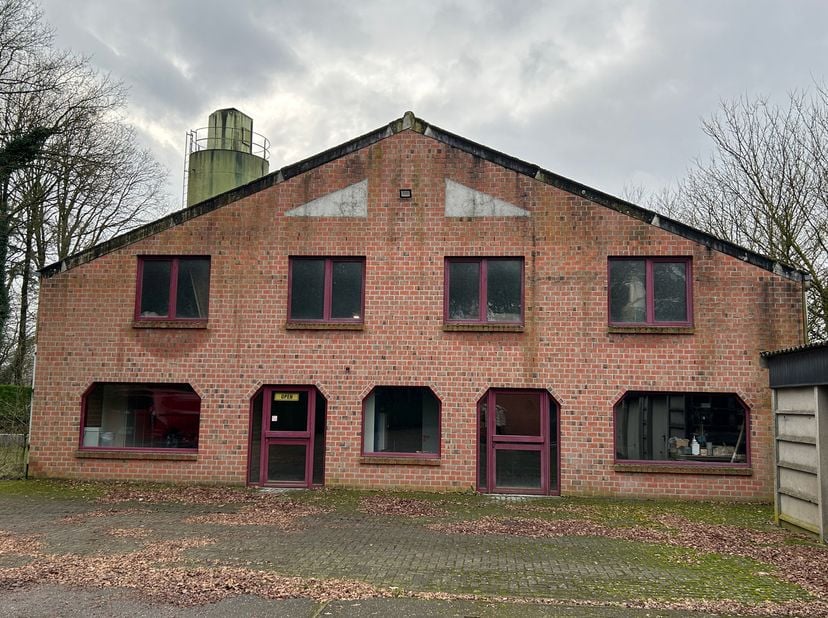De gebouwen ondergebracht in de vennootschap &#039;T LAER BV worden overgedragen door middel van een aandelentransactie. Het rollend materieel ten bedrage