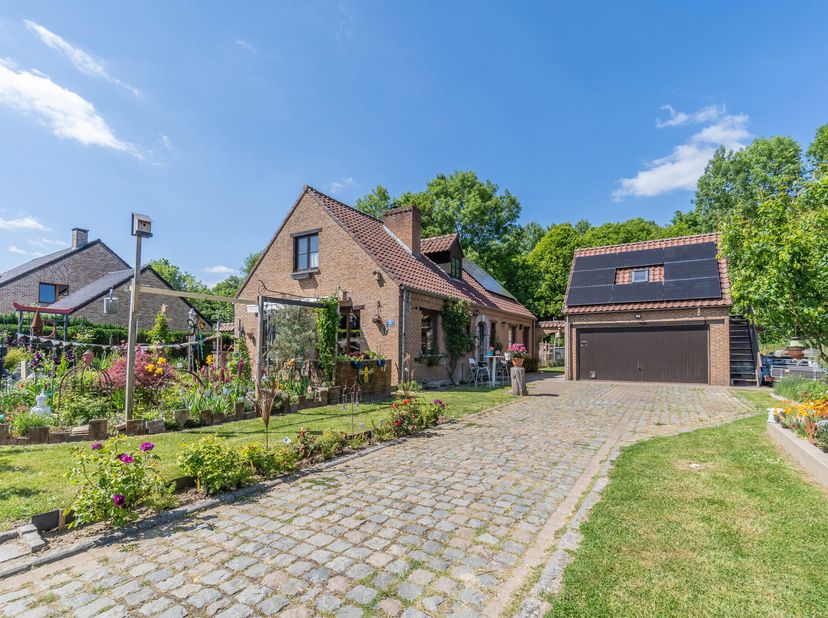TRIOR Vous propose cette jolie villa rénovée (2022) avec goût et implantée sur un terrain plat et privatif de 10a 64ca. Proche des facilités, elle dév