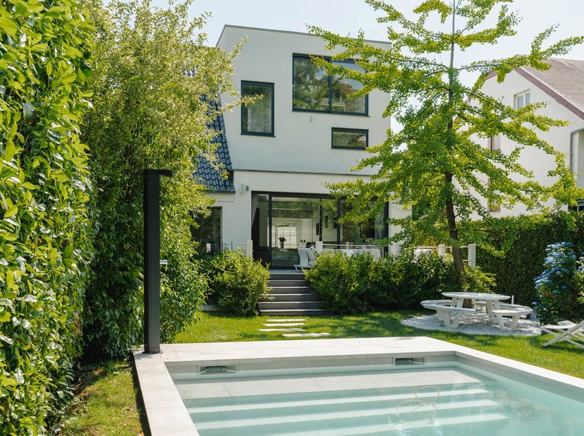 Ideaal gelegen in de wijk Prins van Oranje, biedt deze afgelegen, volledig gerenoveerde villa een bruto vloeroppervlakte van ± 297 m² (EPC). De villa