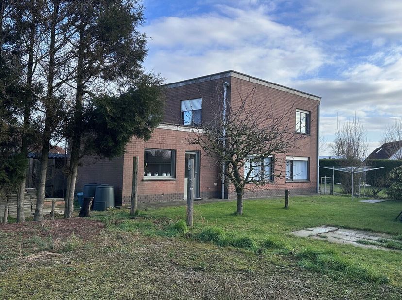 Zuidgerichte halfopenbebouwing - bestaande uit een inkomhal met vestiaire en afzonderlijk toilet, lichtrijke leefruimte met eet- en zithoek, volledig