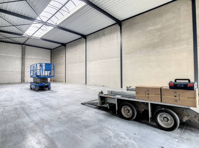 Magazijn van ca. 269 m² te huur in Kortrijk in het nieuwbouwproject BOXX. Het magazijn is gelegen in de nabijheid van diverse invalswegen en de R8. Ui