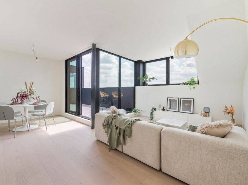 Ontdek dit prachtige appartement in het nieuwbouwproject JUUT, gelegen op een steenworp van de Schelde. Dit stijlvolle project combineert modern comfo