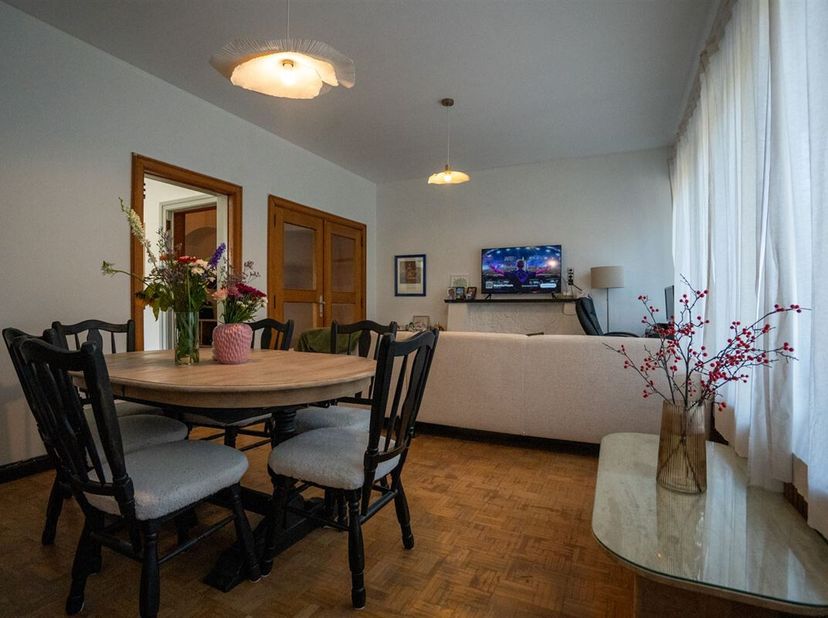 Vous êtes à la recherche d&#039;un appartement dans un endroit privilégié ? Cet appartement est fait pour vous ! Cet appartement au rez-de-chaussée est sit