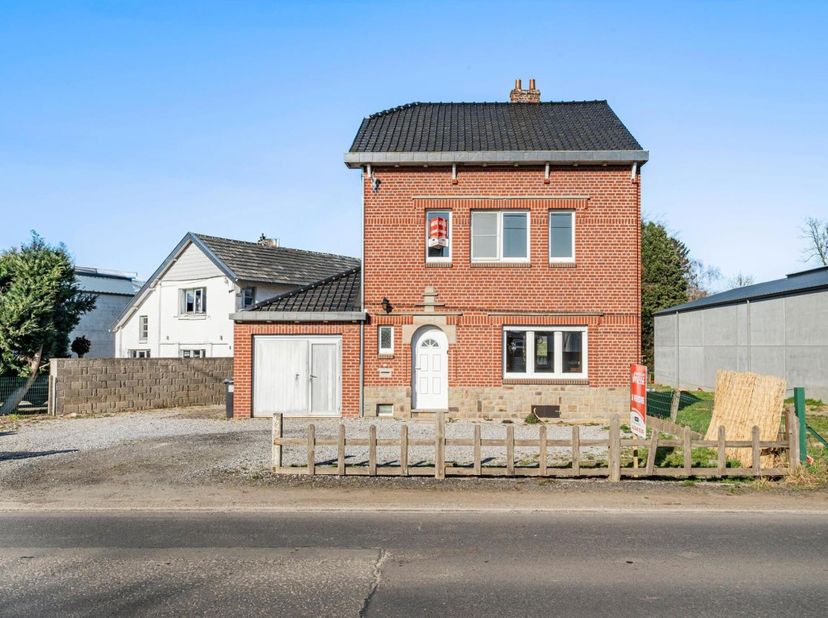 Ideaal gelegen dicht bij alle voorzieningen en snelwegen, op minder dan 10 minuten van Visé en Aubel. Dit charmante huis bestaat uit een hal, woonkame