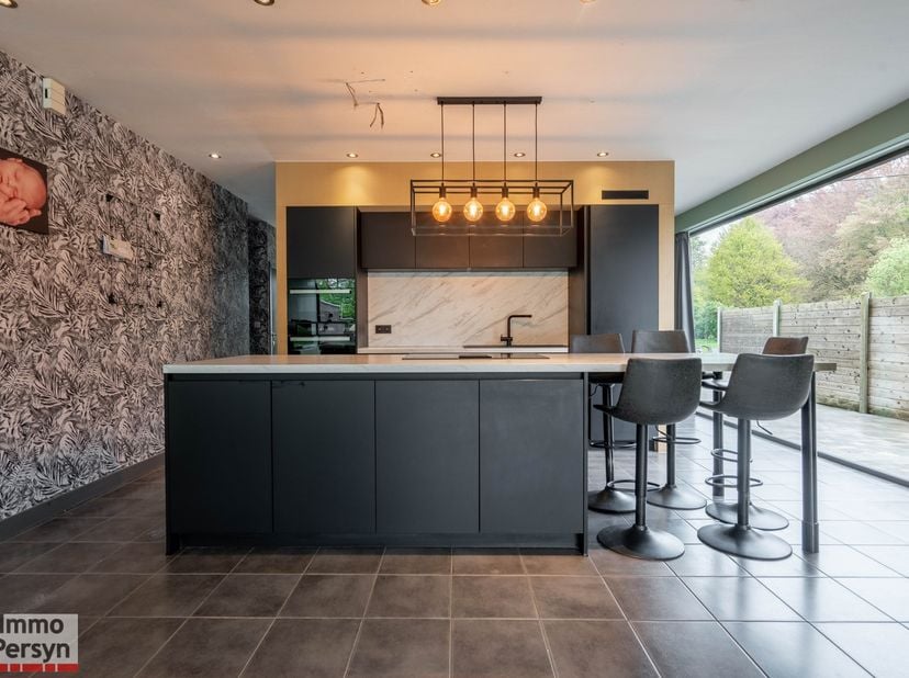 Deze ruime woning van 2012 biedt alles wat je zoekt: 6 slaapkamers, 2 badkamers, een grote woonkamer met open keuken. De woning beschikt over vloerver