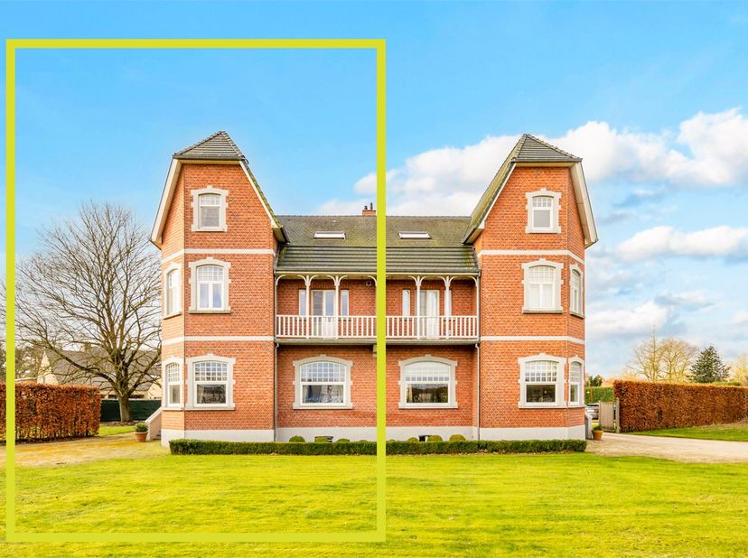 STATIGE EN KARAKTERVOLLE VILLA MET 5 SLAAPKAMERS OP GUNSTIGE LIGGING !! De villa omvat maar liefst +-350m² netto bewoonbare oppervlakte met ontvangsth