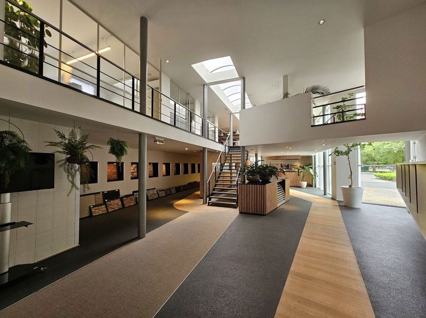 TE HUUR Genk - fantastische toonzaal met burelen&lt;br /&gt;
Deze prachtige showroom met kantoren bevindt zich in Genk aan de Marcel Habetslaan. De zichtloc