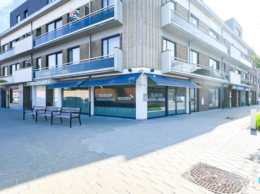 Op zoek naar een ideale locatie voor uw onderneming? Dit commercieel handelspand in het bruisende centrum van Oostrozebeke biedt alles wat u nodig hee