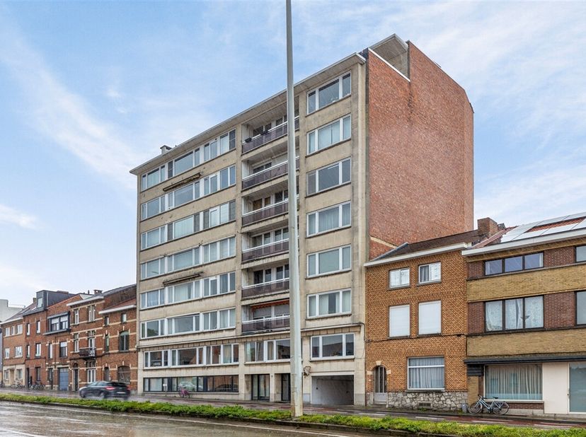 Bent u ook op zoek naar een waardevaste belegging of zoekt u een eigen stek aan te kopen voor uw studerende kinderen of voor uzelf? Dan is dit ruime e
