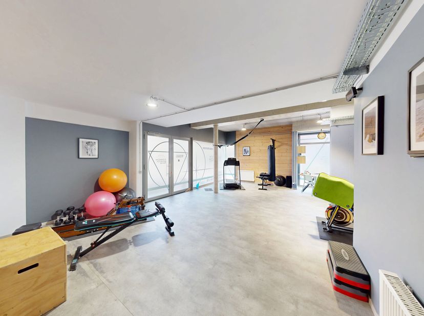 À vendre : superbe espace professionnel dune superficie de 90 m², idéalement situé en plein centre de Nivelles, bénéficiant dune excellente visibilité