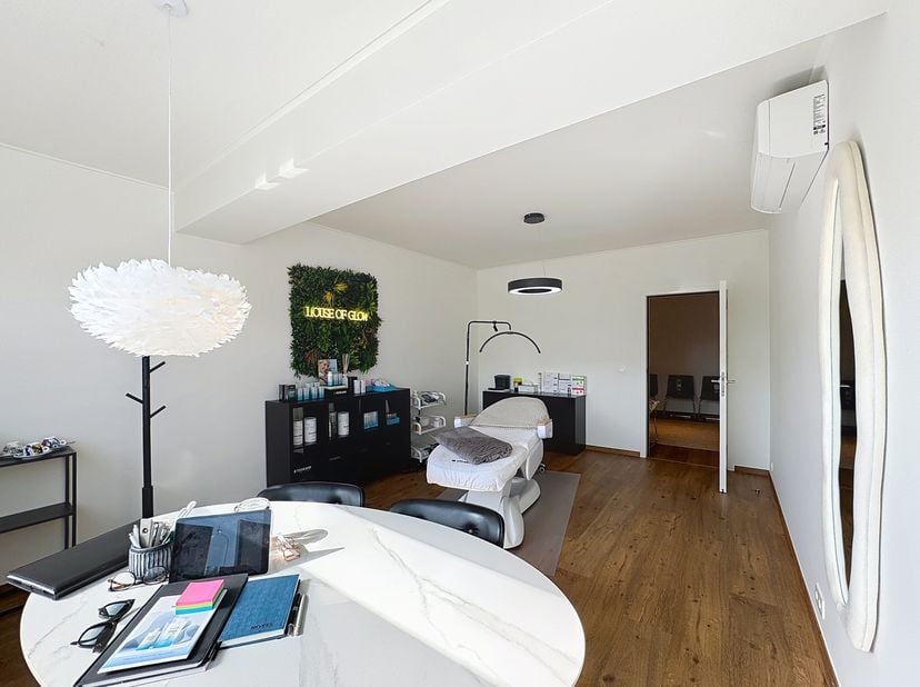 Espaces de pratique/bureau de 19 m² à louer le long du Maalse Steenweg à Sint-Kruis.&lt;br /&gt;
Chambre 3 (19 m²): 475 EUR/mois + 100 EUR d&#039;appartement/moi