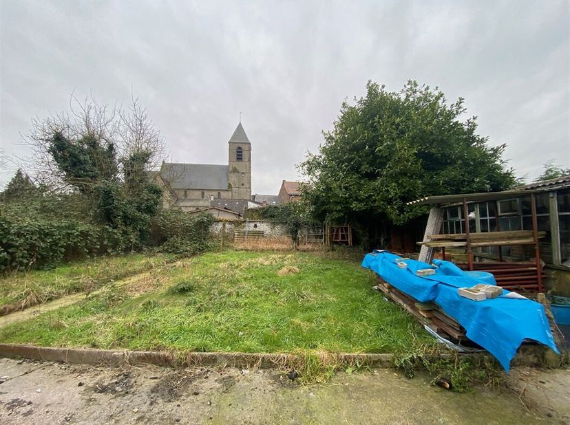 Joli terrain à bâtir avec grand garage de +/-31 m² sur 4 ares 54 centiares.&lt;br /&gt;
Situation idéale dans une petite rue de Roucourt à 3 minutes des com