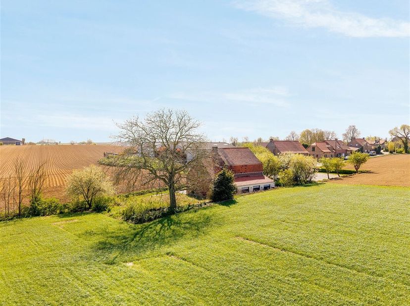 Met trots mogen we deze alleenstaande, te renoveren eigendom (630m²), gelegen in het prachtige dorp van Dranouter aan jou voorstellen. De woning is ze