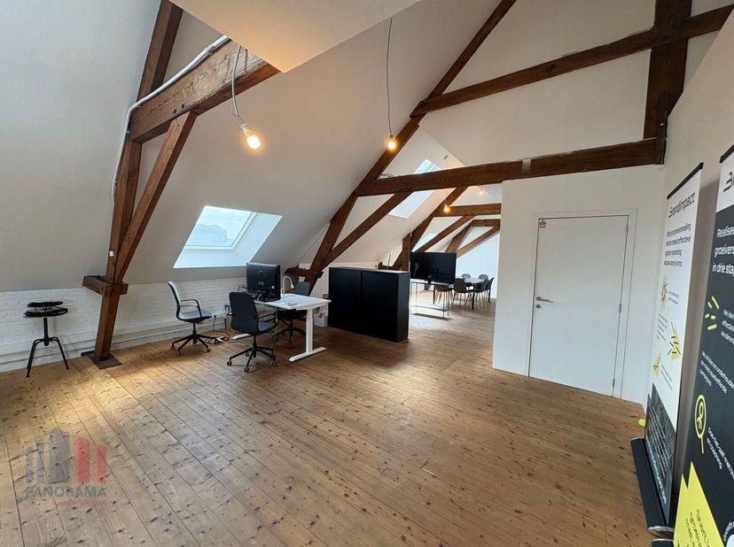 Espace de bureau de 214 m² à louer avec un aspect industriel dans une ancienne usine textile à Gand. Cet endroit est facilement accessible, tant par l