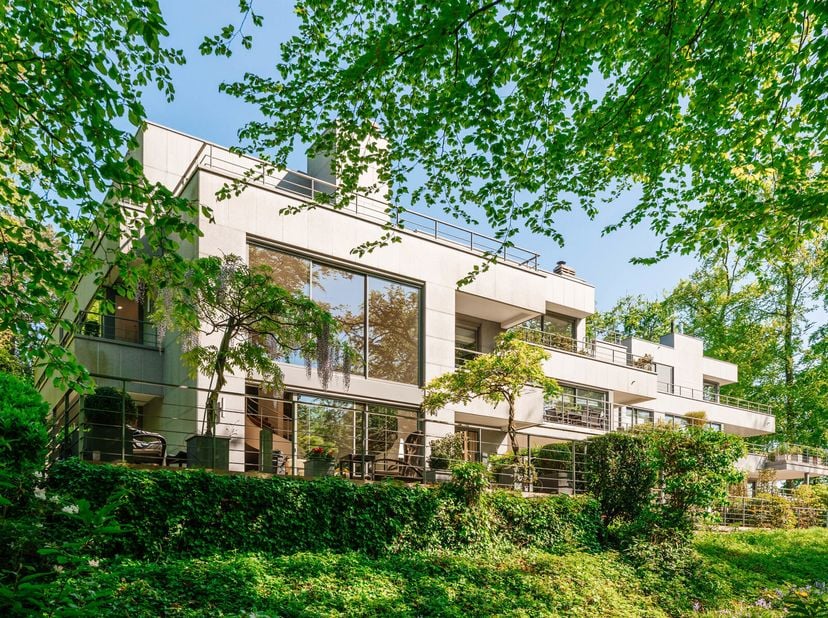 Victoire-Junot presenteert EXCLUSIEF:Gelegen in een prestigieus gebouw, gebouwd in 2002 door de gerenommeerde architect Marc Corbiau, combineert deze