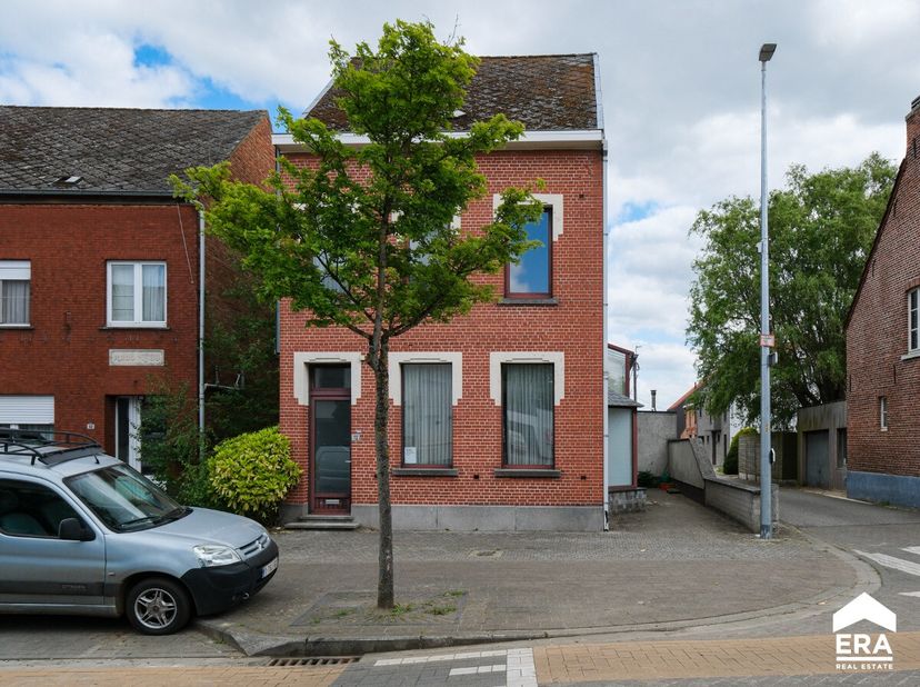Ruime gezinswoning met 3 slaapkamers, 2 garages, carport, een extra ruimte om eventueel een vrij beroep in uit te oefenen en leuke tuin vlakbij het ce
